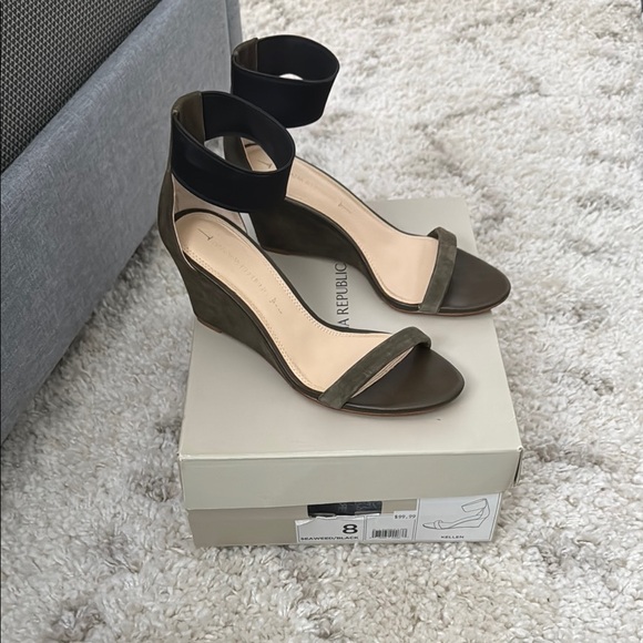 Banana Republic Shoes - Banana Republic Women's Olive Wedge Sandals